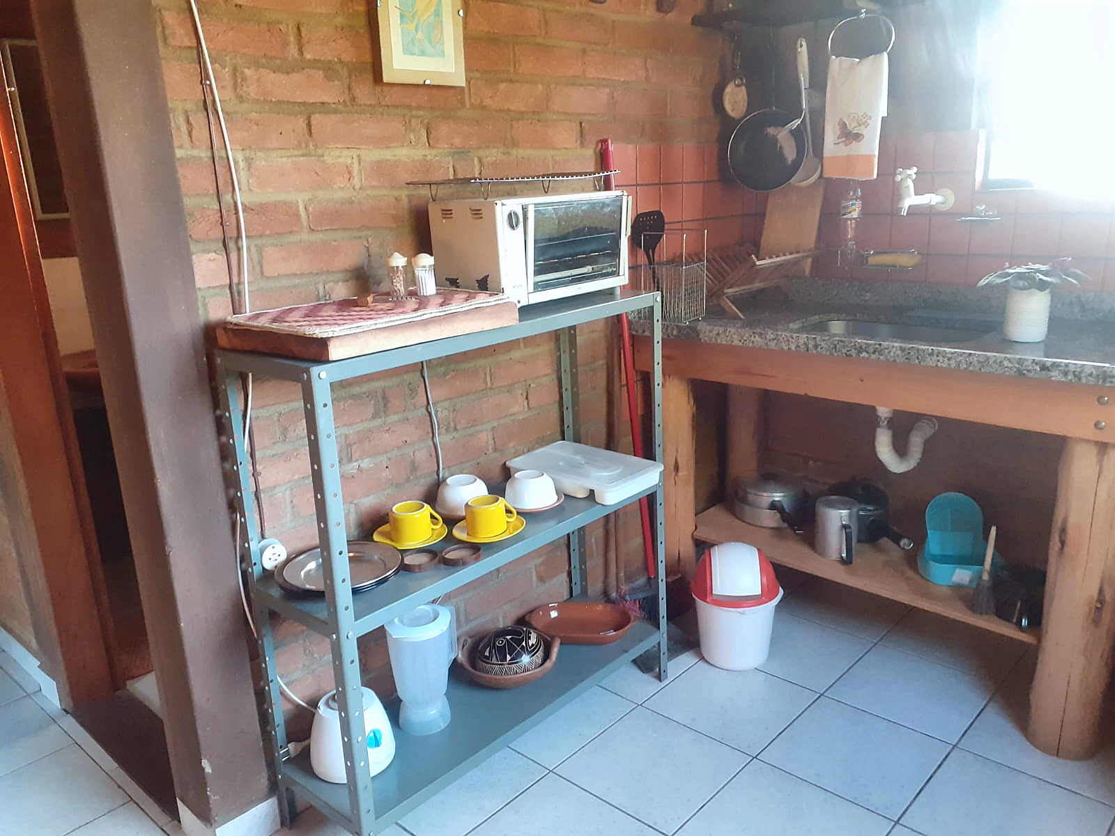 Ambiente de cozinha rústica com utensílios e bancada